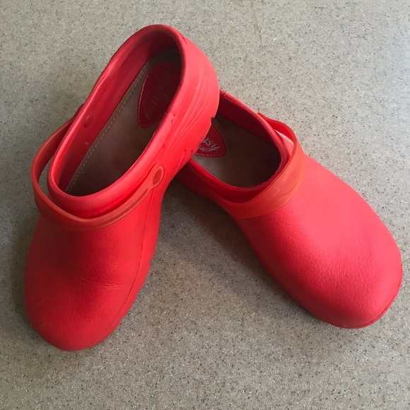 EASY USA Red Casual Beach Clogs 8 - Picture 6 of 8